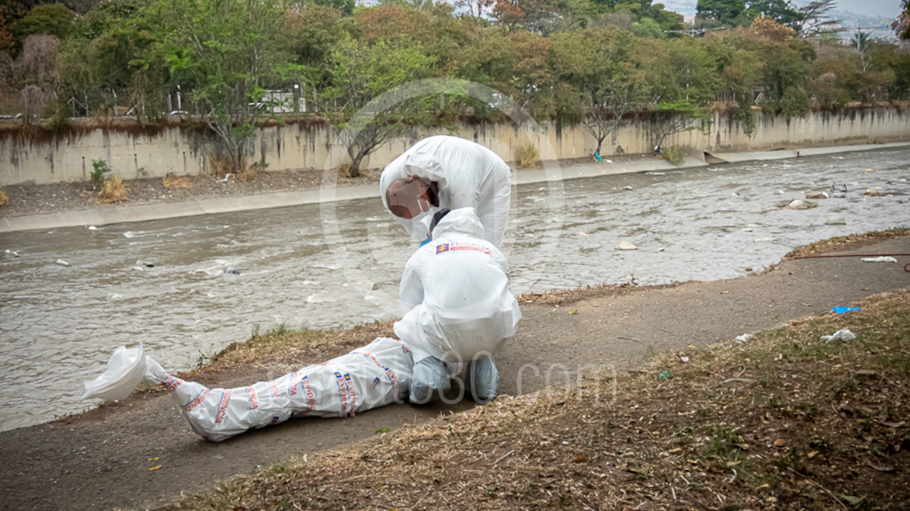 En el río Medellín encuentra cadáver flotando de una mujer