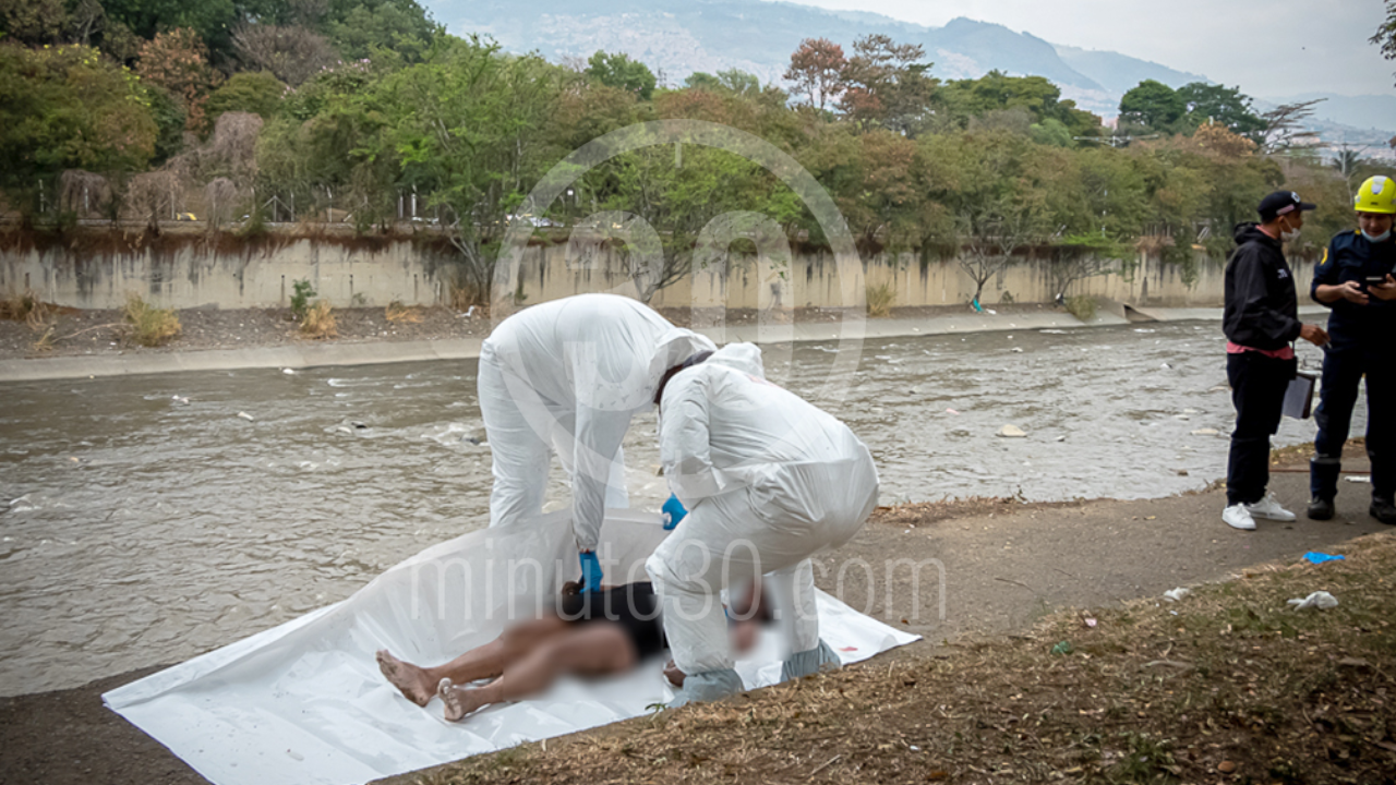 En el río Medellín encuentra cadáver flotando de una mujer