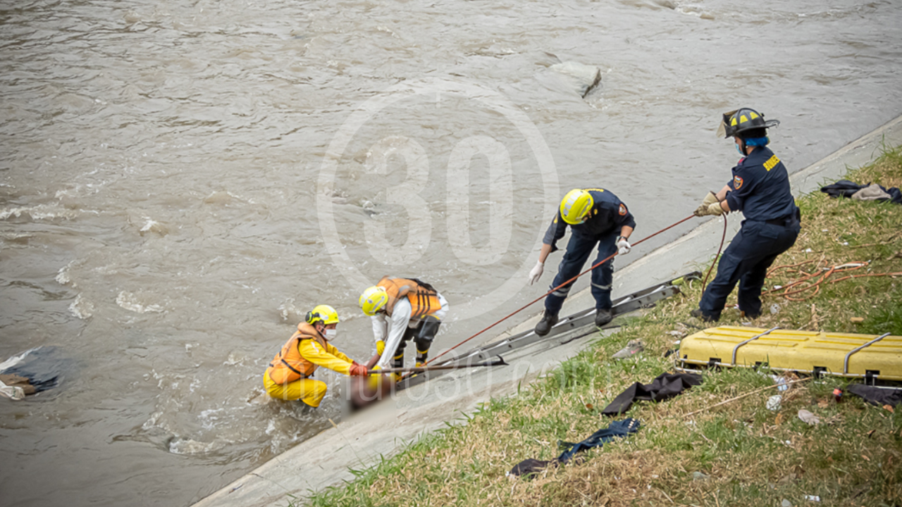 En el río Medellín encuentra cadáver flotando de una mujer