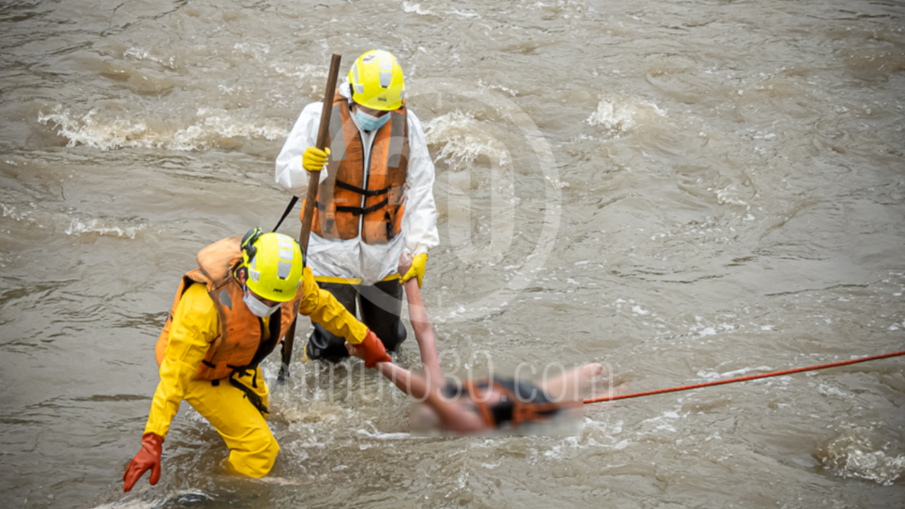 En el río Medellín encuentra cadáver flotando de una mujer