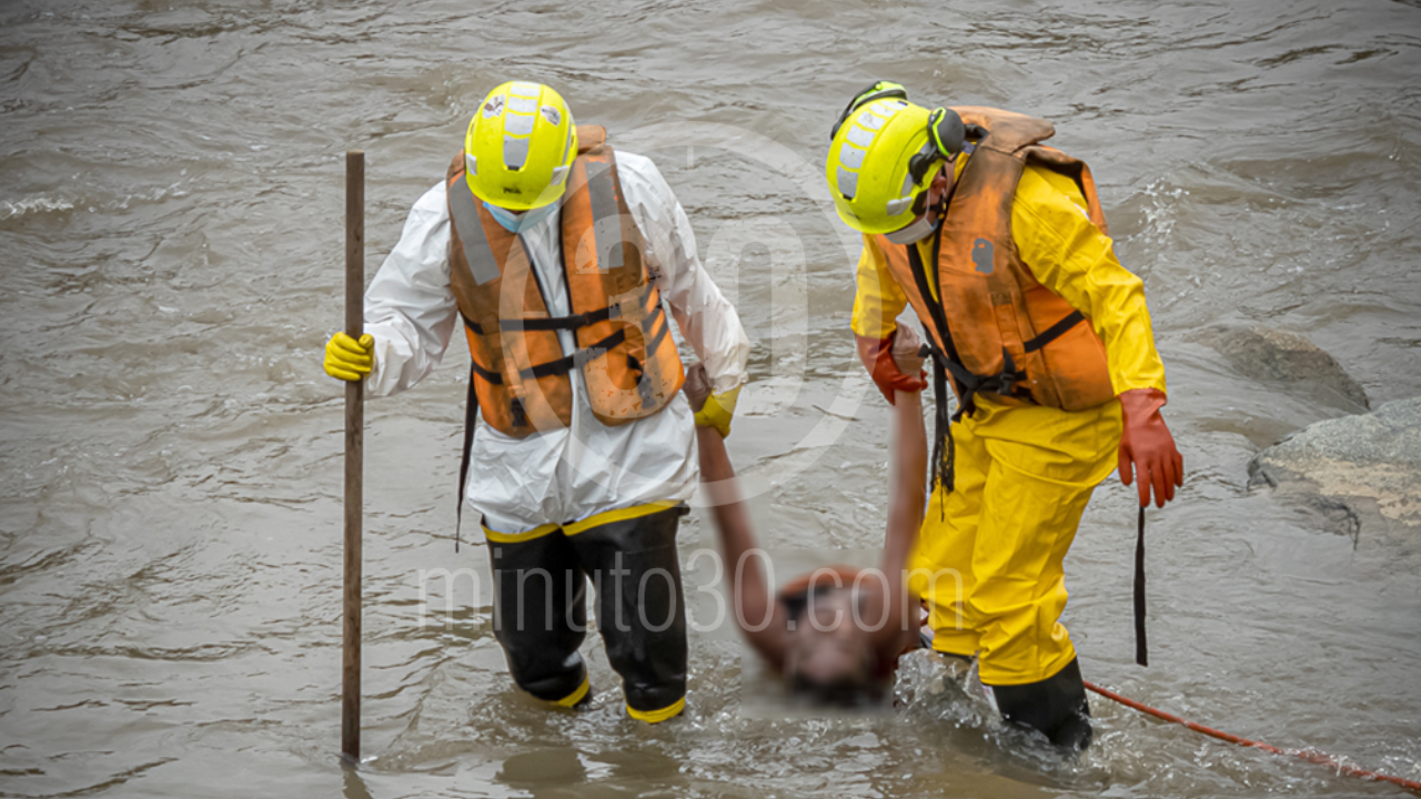 En el río Medellín encuentra cadáver flotando de una mujer