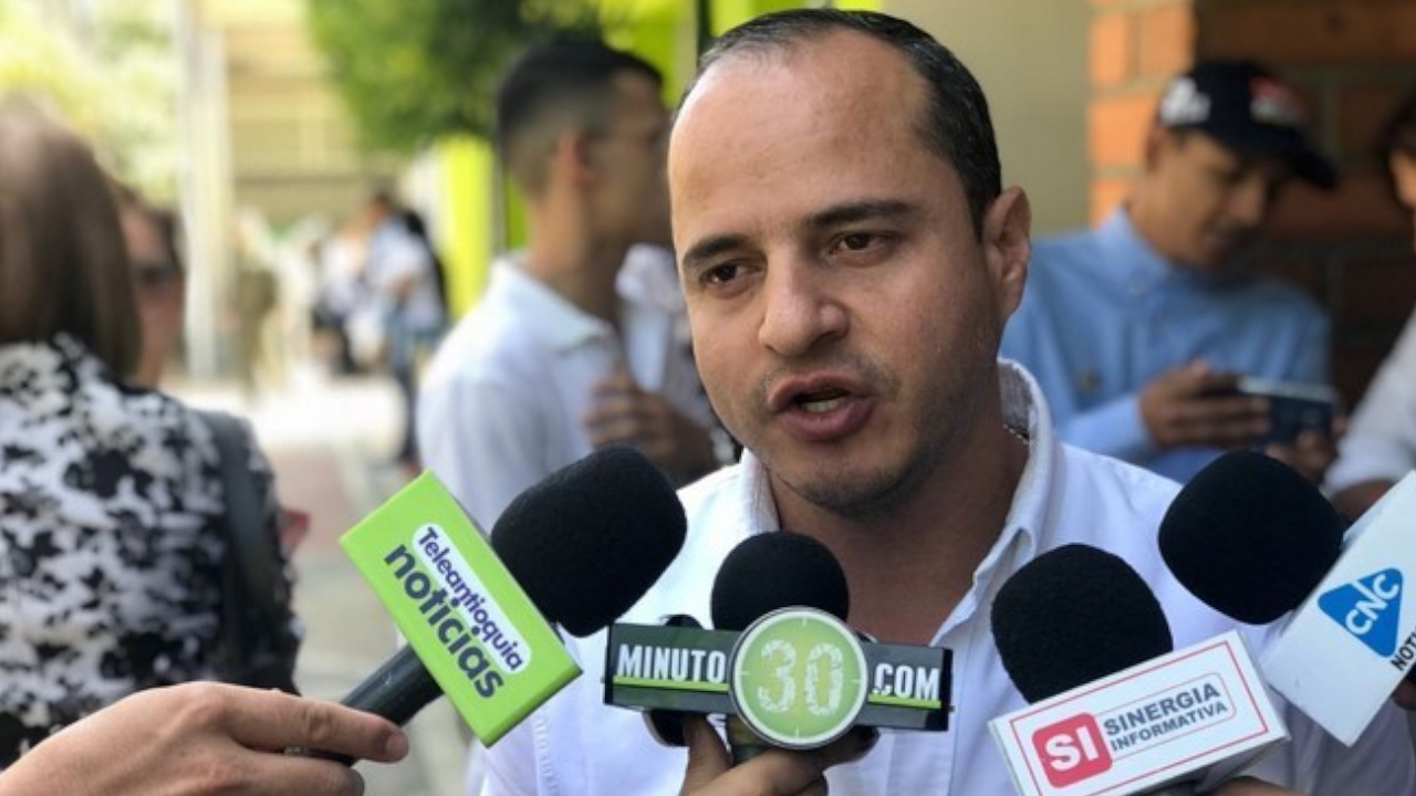 El representante Juan Espinal se despachó con la senadora Isabel Zuleta por acusaciones en contra del secretario de seguridad de Antioquia