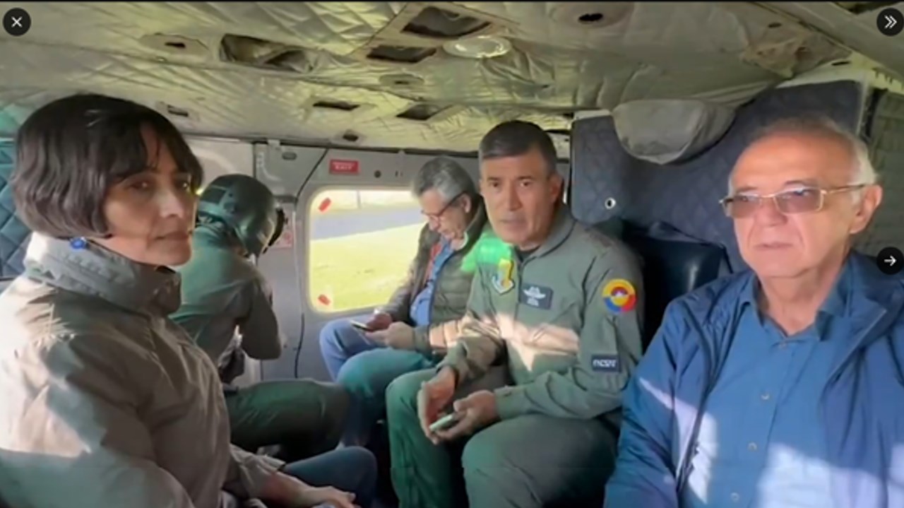 MinAmbiente, (izq), Mininterior (centro izq), Comandante de la FAC (centro der), MinDefensa (der). Captura de video