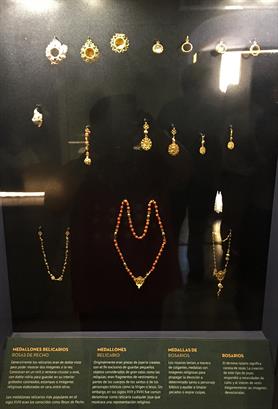 Especialistas exhiben el tesoro de un barco español del siglo XVIII descubierto en México