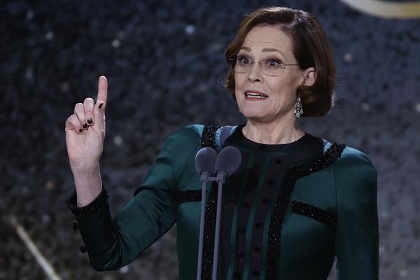 Sigourney Weaver recoge emocionada y hablando español el Goya Internacional