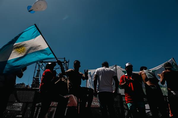 Movimientos sociales de izquierda protestan contra el plan de ajuste del Gobierno de Milei