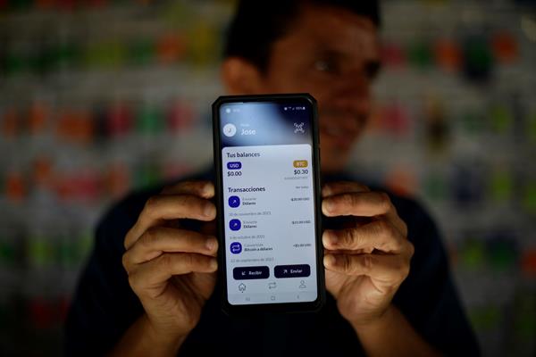 Las remesas con billeteras de criptomonedas caen un 19,1 % en El Salvador