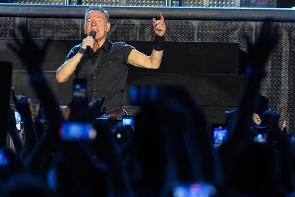 Springsteen, Sting y Clapton, entre los 54 músicos reunidos para una canción de Knopfler