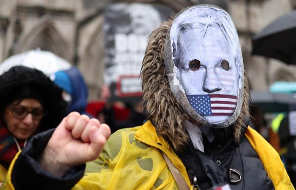 Stella Assange ve inimaginable que se entregue a su marido “al país que planeó asesinarlo”