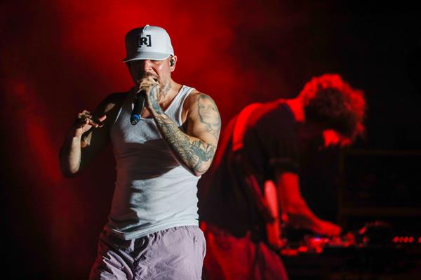 Residente anuncia un nuevo álbum con un original video de terapia junto a Najwa Nimri