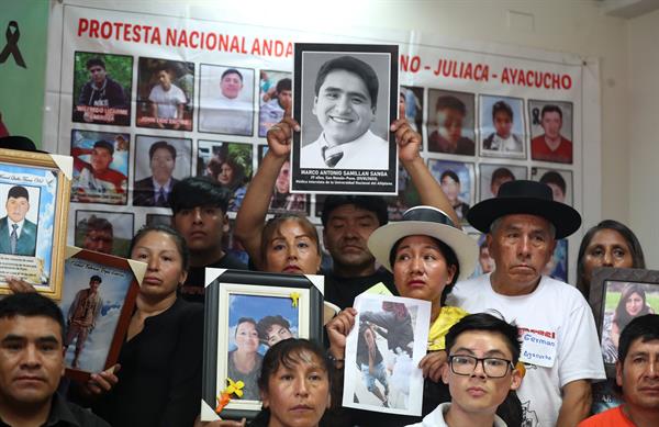 Familiares y heridos exigen “justicia” para las decenas de víctimas de las protestas en Perú