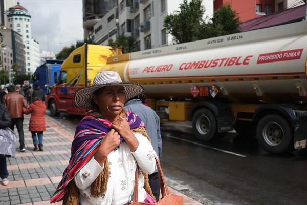 Camioneros bloquean La Paz para exigir a la petrolera boliviana YPFB el pago de deudas