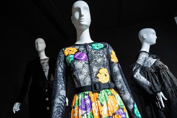 Yves Saint Laurent revive las transparencias con las que quiso empoderar a las mujeres