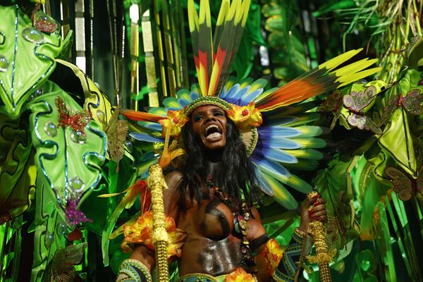 Un desfile sobre los indígenas yanomami acapara la atención en el carnaval de Río