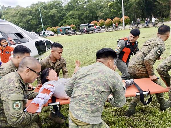 Al menos 41 desaparecidos y 45 rescatados tras un corrimiento de tierra en Filipinas