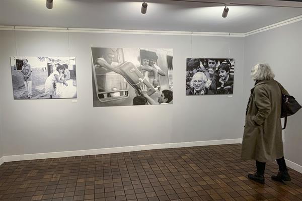 Fotografía y palabra unidas en Lisboa para contar la transición a las democracias ibéricas