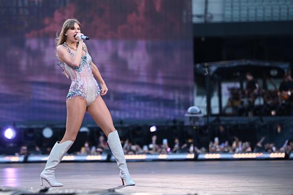Taylor Swift actúa en Melbourne ante 96.000 espectadores, su concierto mas multitudinario