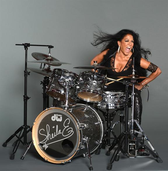 La percusionista Sheila E. reinventa ‘Bemba colorá’ en homenaje a Celia Cruz