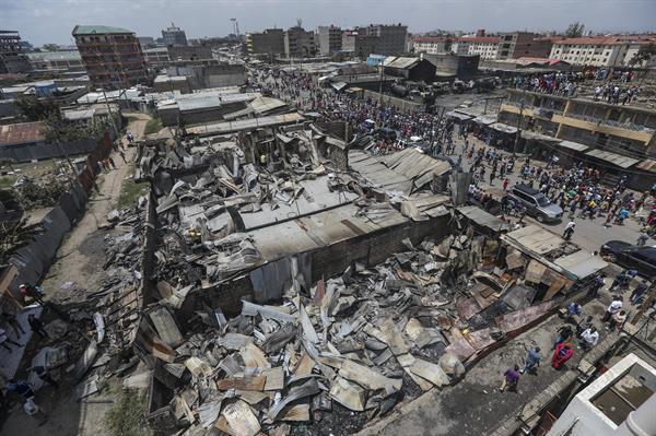 Tres muertos y 280 heridos en Nairobi por una explosión de gas que causó un enorme fuego