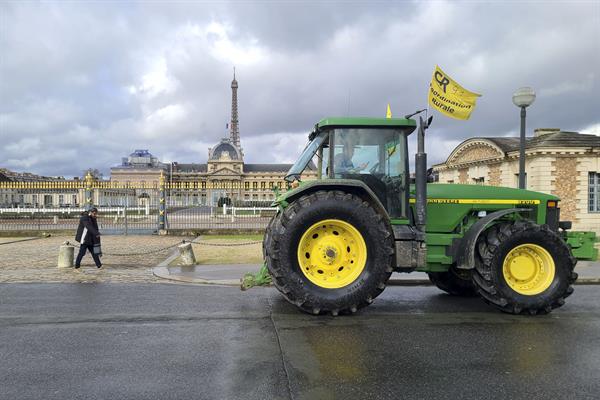Macron, embarrado en su propia estrategia para buscar concertación con los agricultores