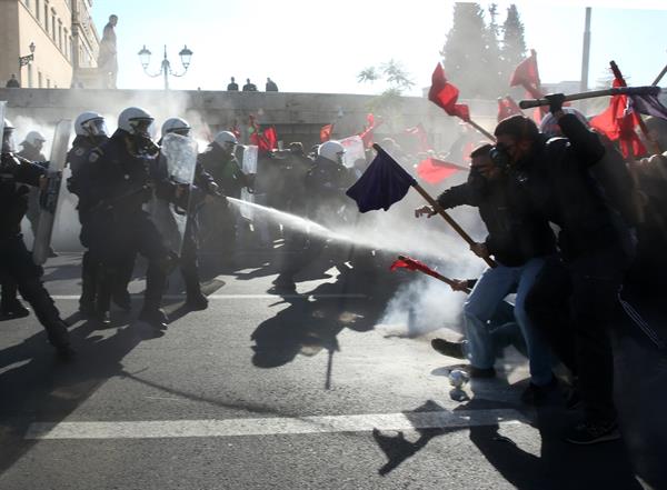 Miles de personas se manifiestan en Grecia contra la apertura de universidades privadas