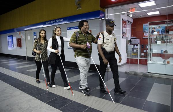 La ceguera social e institucional, otra barrera para los invidentes en República Dominicana