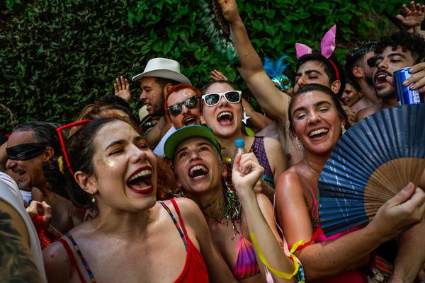 Las comparsas siguen desfilando en Brasil pese al fin del carnaval