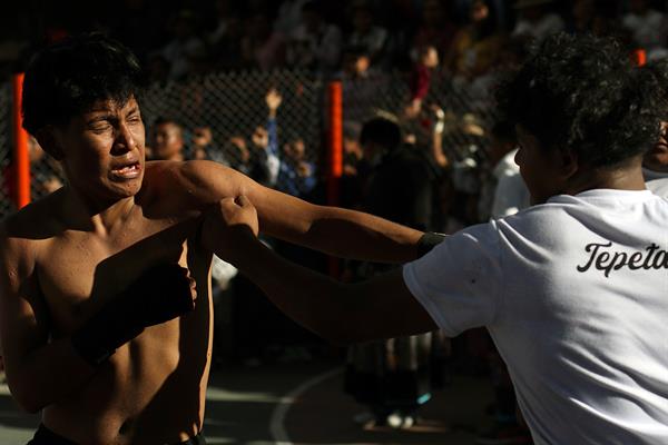 Con peleas a puño limpio, habitantes del sur de México piden lluvias en martes de carnaval