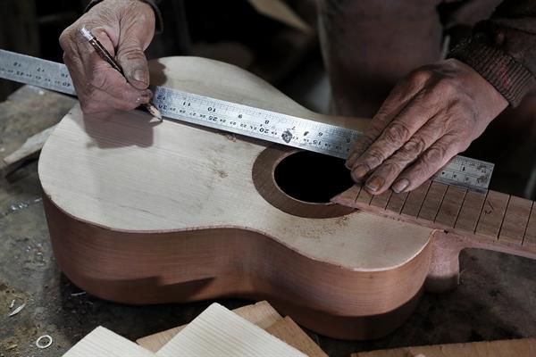 El ‘boom’ turístico del centro de Bogotá no amedrenta al último luthier de Las Mandolinas