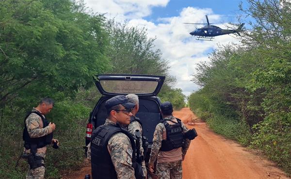 Más de 300 policías buscan a dos fugados de una cárcel de máxima seguridad en Brasil
