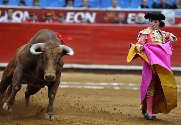 Tres toreras en la cuarta corrida de la Feria de la Reapertura en la Plaza México