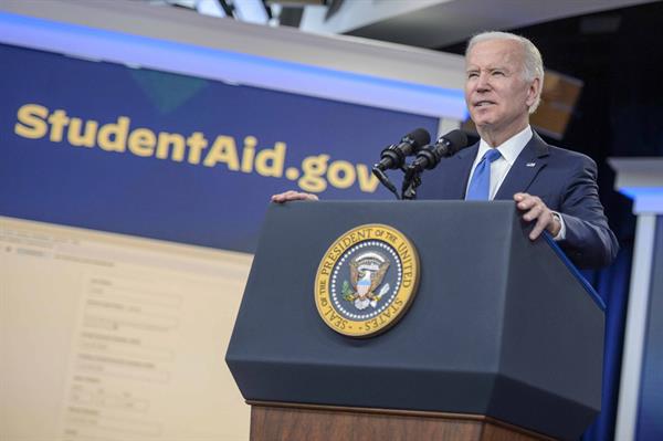 El Gobierno de Biden cancela la deuda a otros 153.000 estudiantes