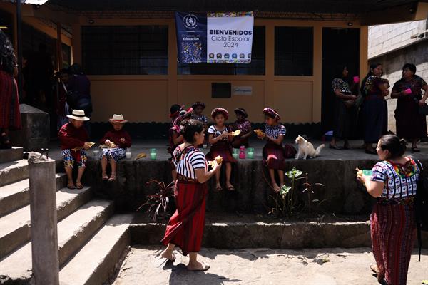 Guatemala inicia clases con miles de escuelas sin agua y retos contra la corrupción