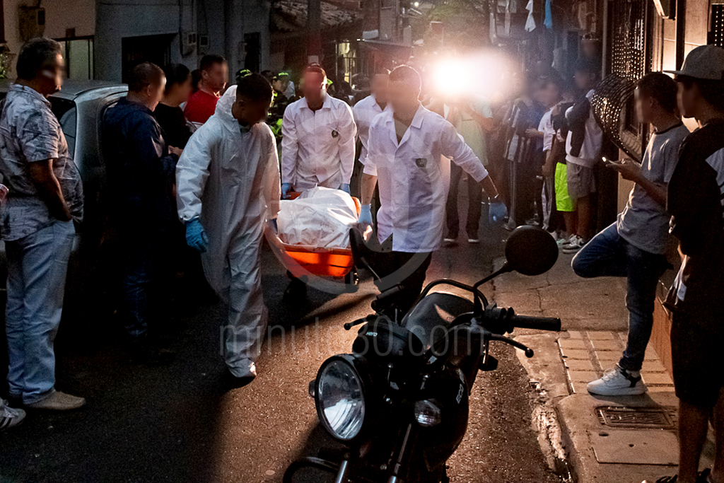 Mujer asesinada en Belén: rastros de sangre en el inquilinato