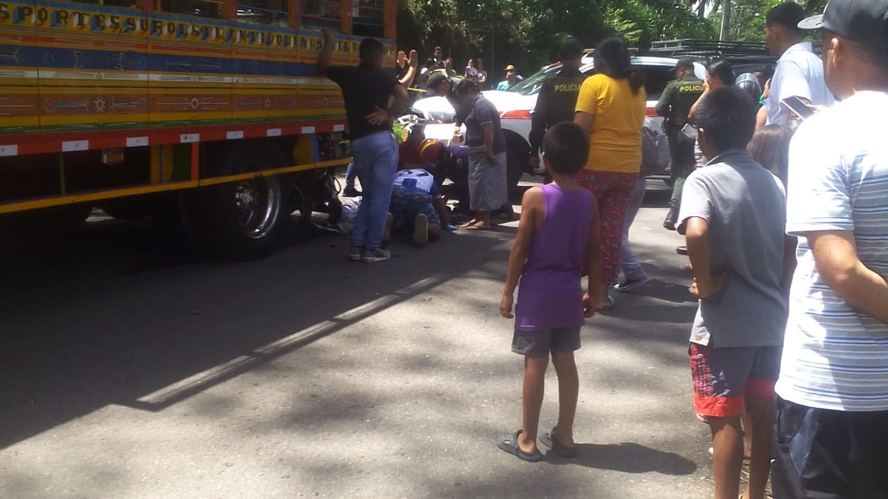 Dos menores impactaron contra un bus en Andes