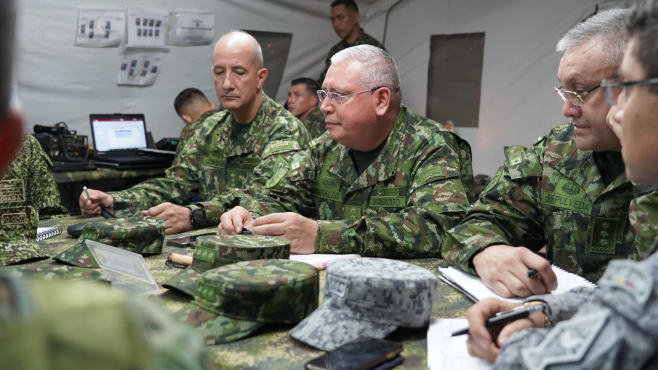 Comandante de las FF.MM lidera operaciones en zona rural de Segovia tras la muerte de cuatro soldados en combate