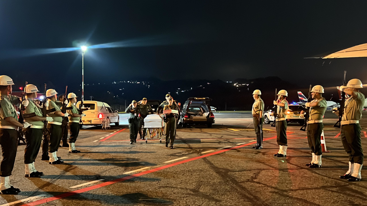 Homenaje a los policías fallecidos en el accidente de un helicóptero en Antioquia