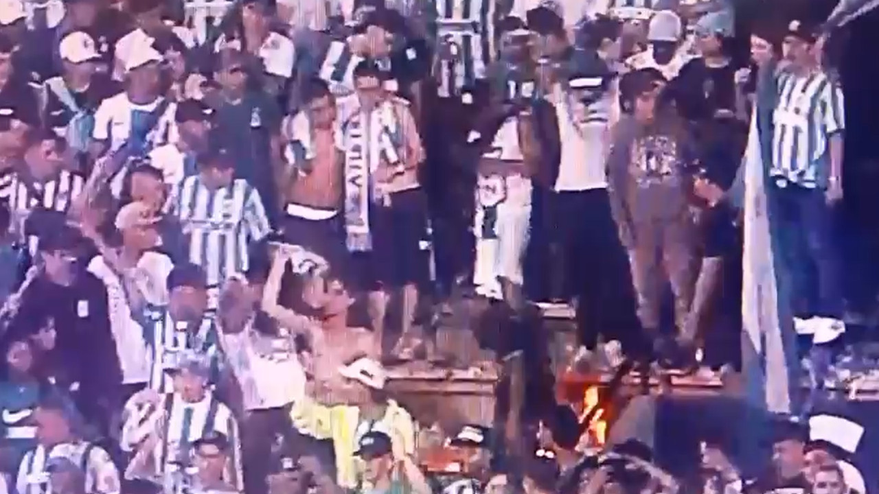 Momento exacto en el que incendian las sillas de la tribuna sur del Atanasio