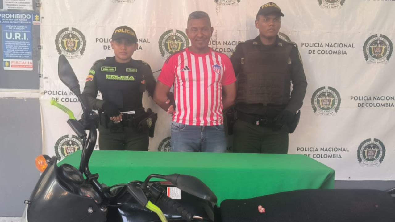 Lo cogieron en una moto con placa adulterada y posó en la foto sonriendo junto a la Policía