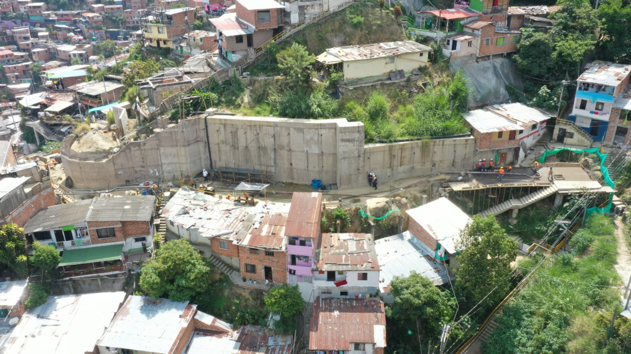 Avanza el vaciado de la losa de concreto que da continuidad al Graffitour en la comuna 13