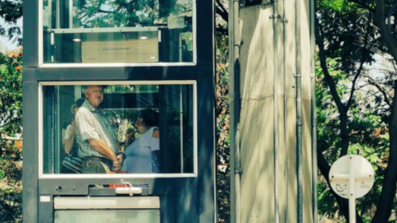 Personas atrapadas en ascensor de la estación Industriales