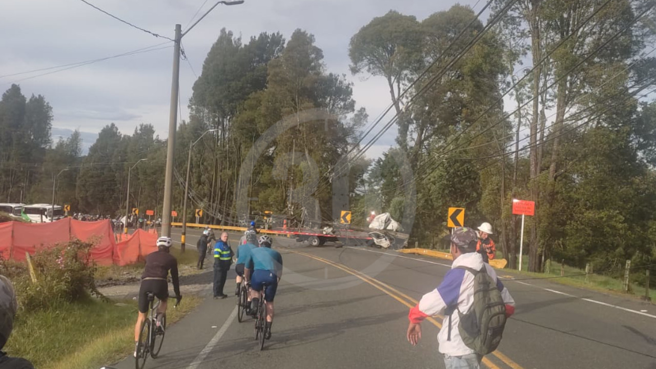 Variante Palmas cerrada por grave accidente: un vehículo chocó contra un poste y los cables de energía están sobre la vía