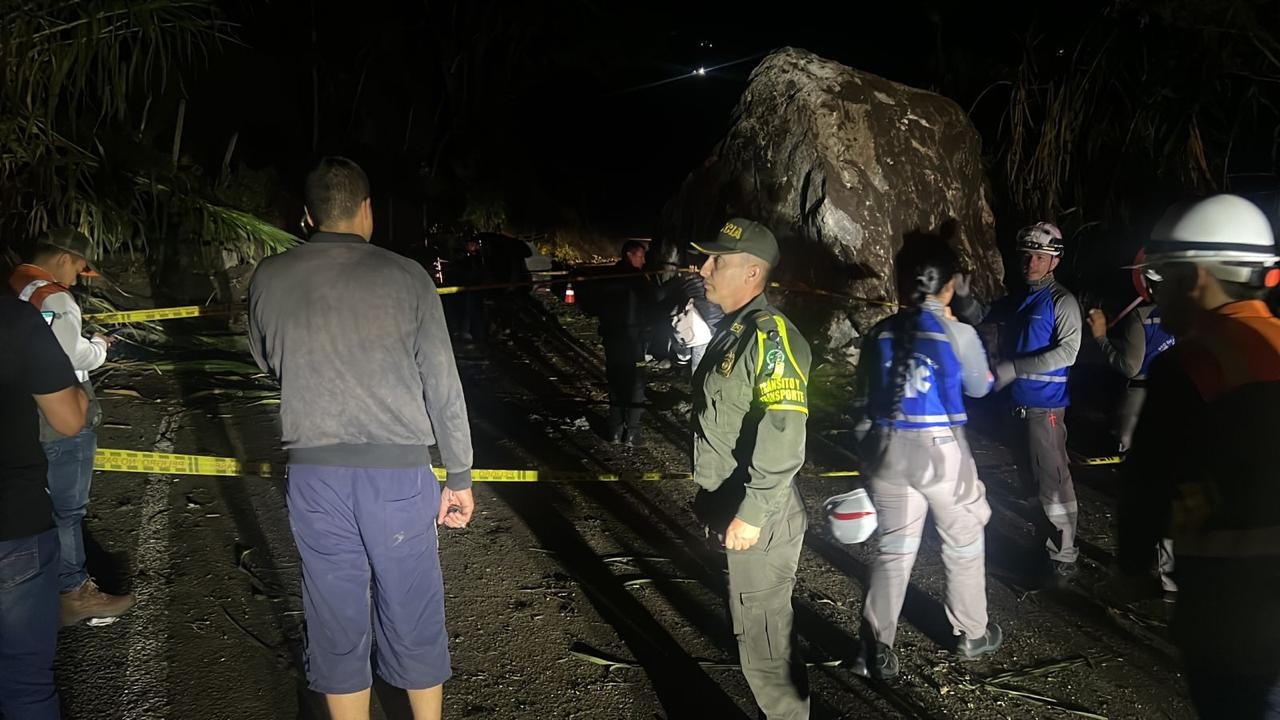 Cierre en la vía Matasanos por deslizamiento de roca al parecer hay una personas fallecida 1 Cierre en la vía Matasanos por deslizamiento de roca al parecer hay una personas fallecida