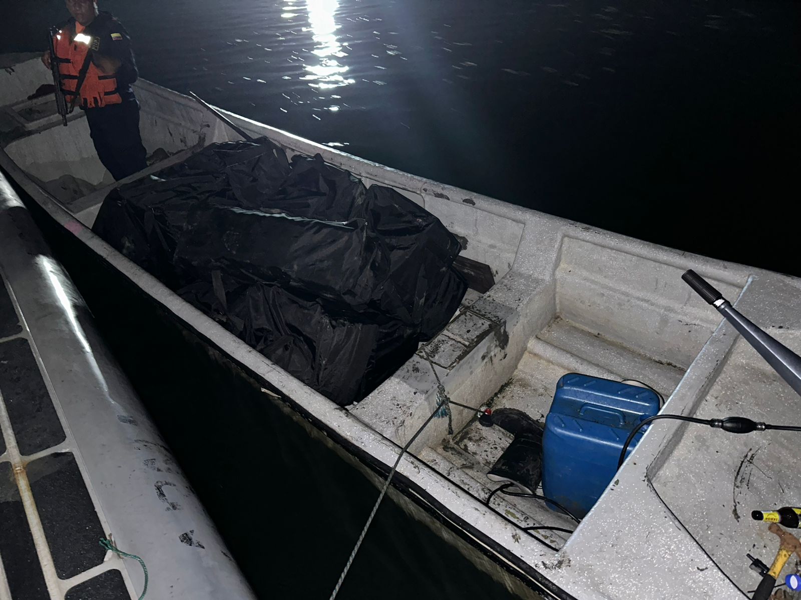 Capturan a un hombre que intentaba contaminar la carga de un barco pesquero con 1.5 toneladas de droga