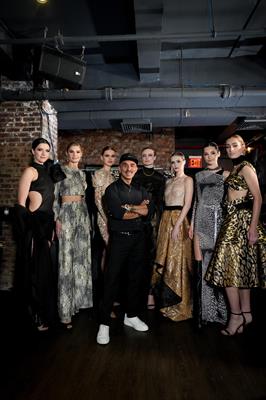 El diseñador colombiano Raúl Peñaranda rinde tributo a su madre con su nueva colección