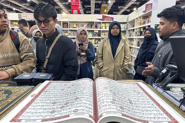En la Feria del Libro de El Cairo, las traducciones del Corán se compran al por mayor