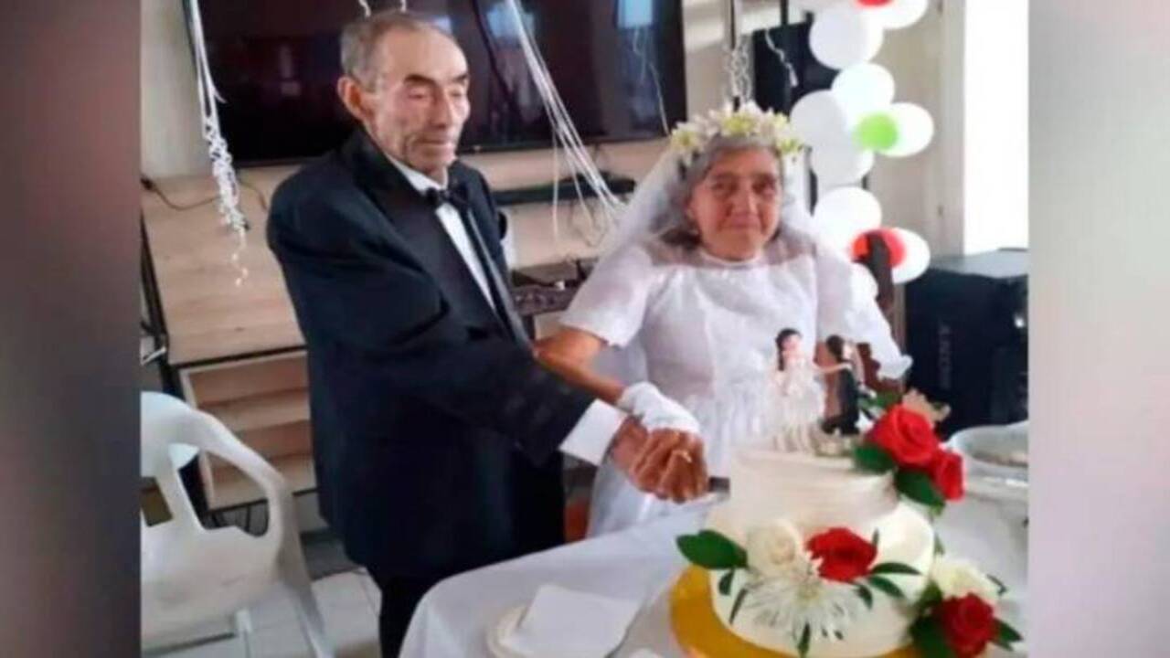 Personas mayores se casan