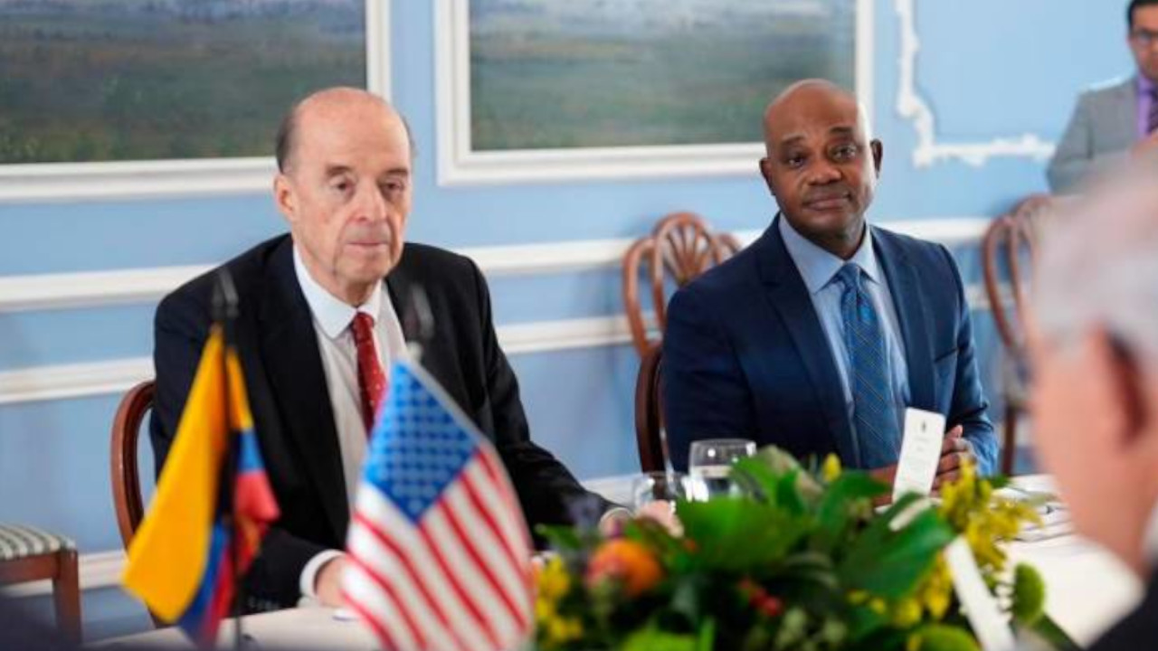 Este es el decreto que suspende a Leiva y encarga a Murillo de la Cancillería