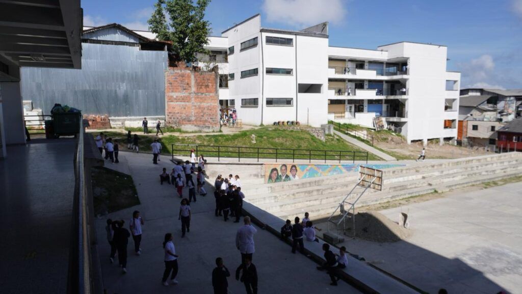 Nombraron 10 docentes definitivos en audiencia pública de Manizales