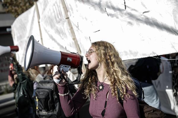 Multitudinarias protestas en Grecia contra el establecimiento de universidades privadas